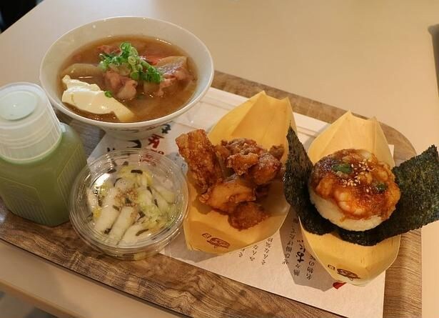 【写真】「元祖おにどん」(写真右)は、インゲン、レンコン、カボチャ、イカ、エビ、貝柱を使った天ぷらがON！ホカホカご飯とパリパリの海苔もうれしい