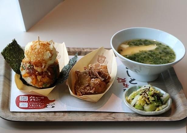 「おにどんスペシャル玉子天」(写真左)はボリューム満点！