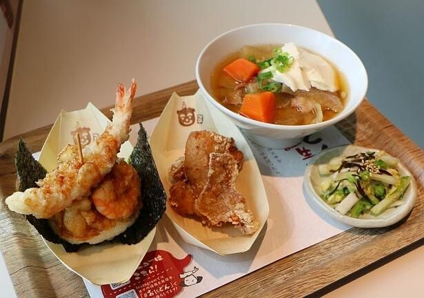 大きな海老天がトップに鎮座する「おにどんスぺシャル海老天」(写真左)