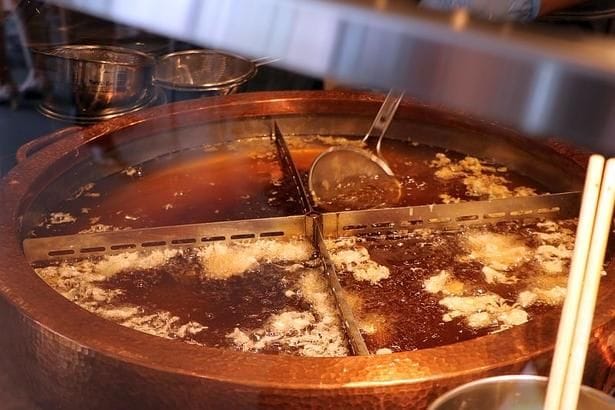 来店者から見えるところに大きな天ぷら鍋があり、目の前で“揚げたて”が提供される