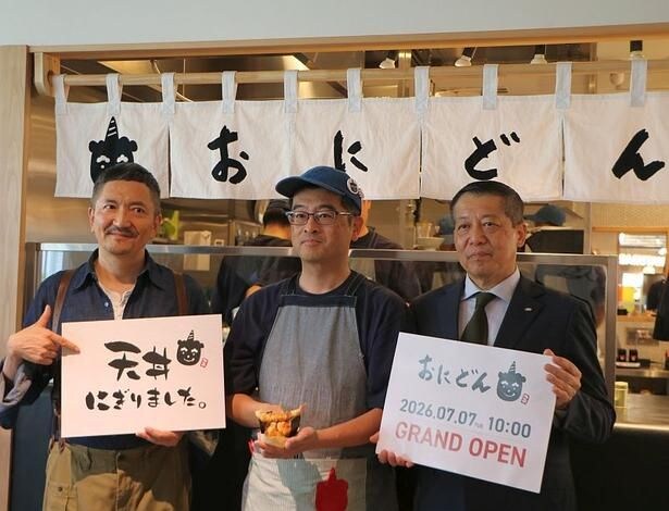 (左から)同ブランドのプロデューサーを務めたブルース＆ブラザーズの代表 ブルース佐藤さん、ロイヤルホールディングス 国内事業開発部・新業態開発担当の山崎大八朗さん、専務執行役員の佐々木徳久さん