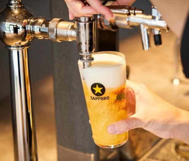 「サッポロ生ビール黒ラベル THE BAR OSAKA」では注ぎ方の異なる3種の黒ラベルを味わえる。写真は大阪店限定で提供される「セカンド」650円