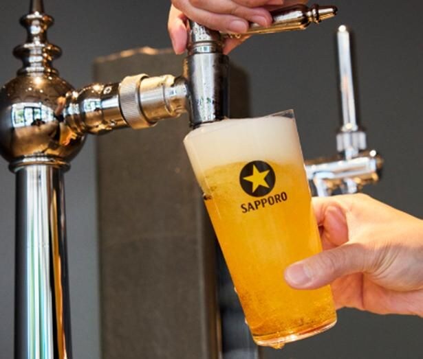 「サッポロ生ビール黒ラベル THE BAR OSAKA」では注ぎ方の異なる3種の黒ラベルを味わえる。写真は「ファースト」650円