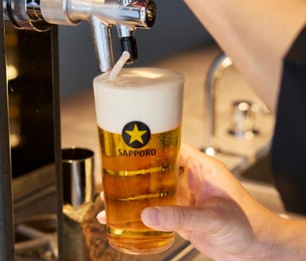 「サッポロ生ビール黒ラベル THE BAR OSAKA」では注ぎ方の異なる3種の黒ラベルを味わえる。写真は「ザ・パーフェクト黒ラベル」650円