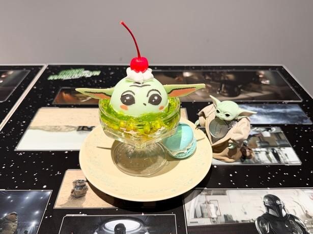 ＜グローグー＞フォースを秘めた？ミルクプリン(マカロン付)(1690円)※フィギュアはライター私物。