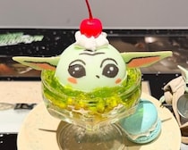 ブルーマカロンにプリンで作ったグローグーも！「STAR WARS」CAFEの注目メニューを推し活経済評論家・横川楓が実食レポ