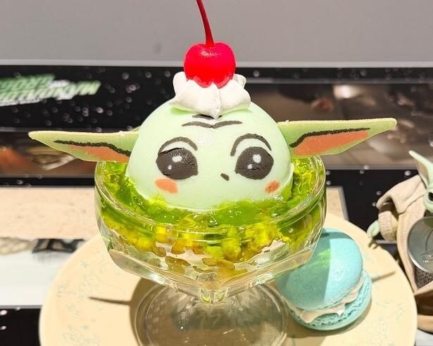 ブルーマカロンにプリンで作ったグローグーも！「STAR WARS」CAFEの注目メニューを推し活経済評論家・横川楓が実食レポ