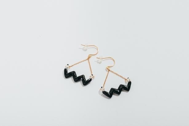 「ピアス zig zag HARIO Lampwork Factory」(1万3200円)