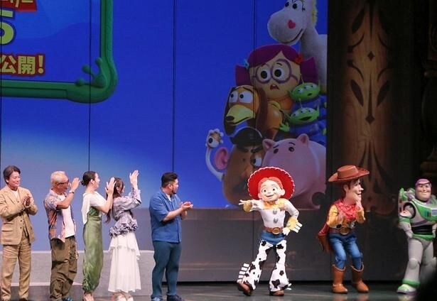 ウッディ、バズ、ジェシーもお祝いに駆けつけた!
