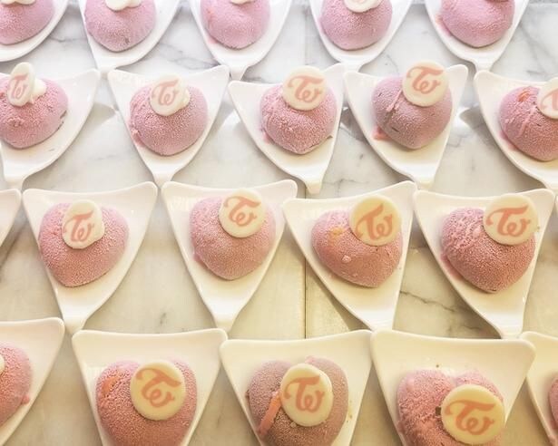 繊細な抹茶のシャンティとアーモンドスポンジケーキ