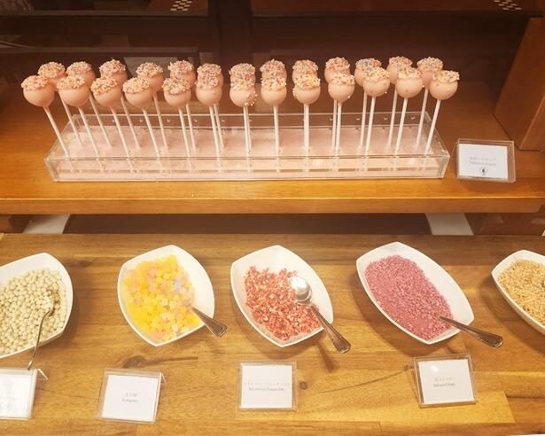 金平糖、ホワイトチョコクリスピー、ココナッツファインなどトッピングも豊富
