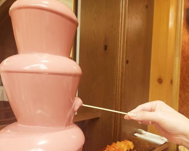 なめらかなルビーチョコレートをたっぷりディップ
