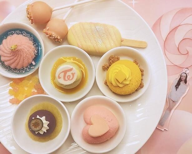 より楽しむなら、アクスタなどのグッズを持ってきてみては