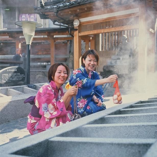98度の天然源泉「荒湯」で、自然エネルギーを活用した卵の湯がき体験を