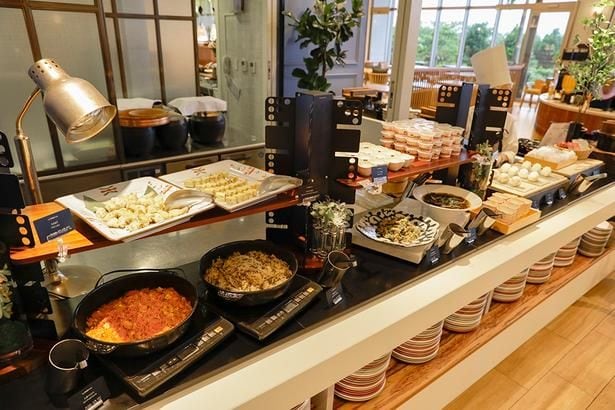 旅行者にうれしい沖縄料理のコーナーには、ジーマーミ豆腐やもずくの天ぷらなど沖縄グルメがいっぱい