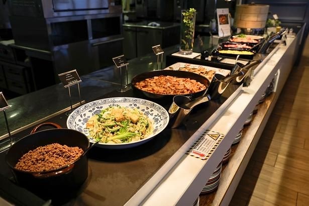 地元食材やさまざまな食文化が混じり合った「琉球クレオールスタイル」の料理がずらりと並ぶ