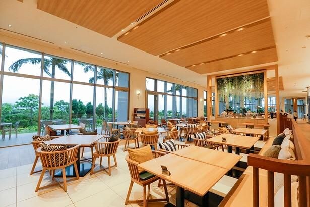 全240席の広々としたテーブル席。家族やグループで訪れてもゆったりと食事を楽しめる