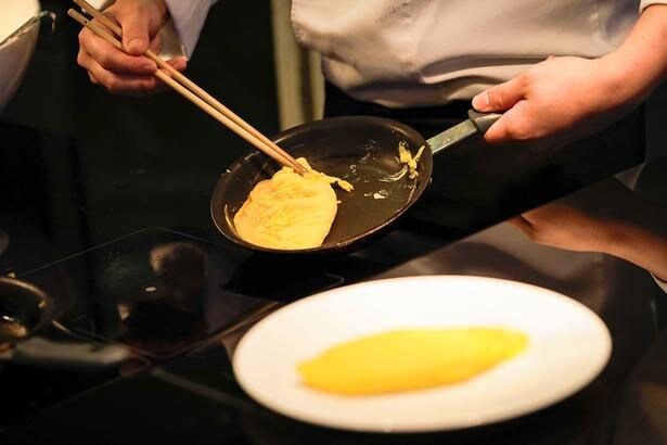 ぷるぷるふわふわなオムレツが目の前で焼き上がる！