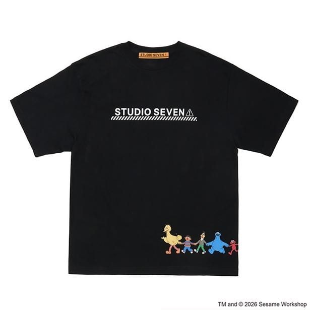「セサミストリート」×「STUDIO SEVEN」が実現!ブランドアイコン“ロジャー”がエルモと手をつなぐスペシャルデザイン