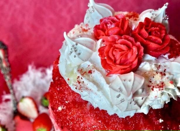 「真紅の苺氷〜いちごのショートケーキ〜」。真っ赤ないちごソースと軽やかなクリームがポイント!