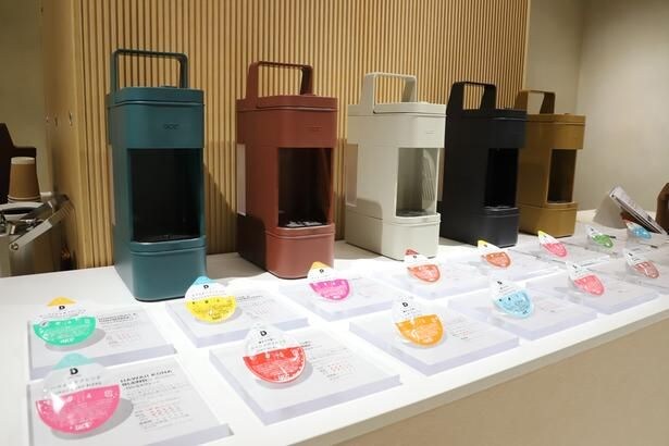 会場奥のイートインスペースに並ぶ、「ドリップポッド」のコーヒーマシンとカプセル