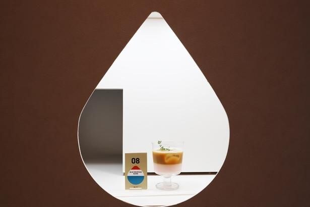 完成したドリンクは、しずくマークのカウンターから提供