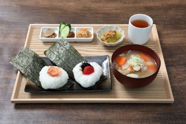おにぎり御前(1200円)。具材などは時期によって変更される。塩おにぎりの追加は400円で可能