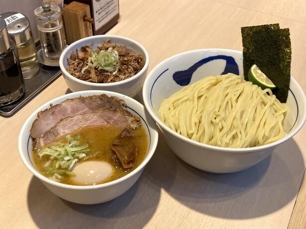 「濃厚特製つけ麺」(写真手前1370円)と「チャーシューごはん」(同奥420円)