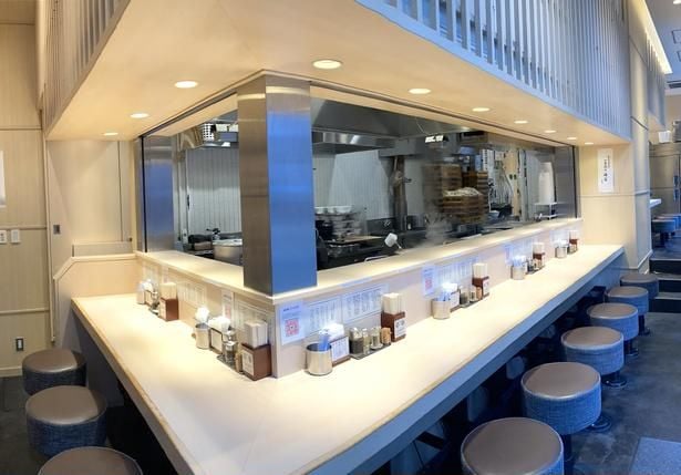 全席カウンター。調理工程が見られるライブ感も魅力のひとつに