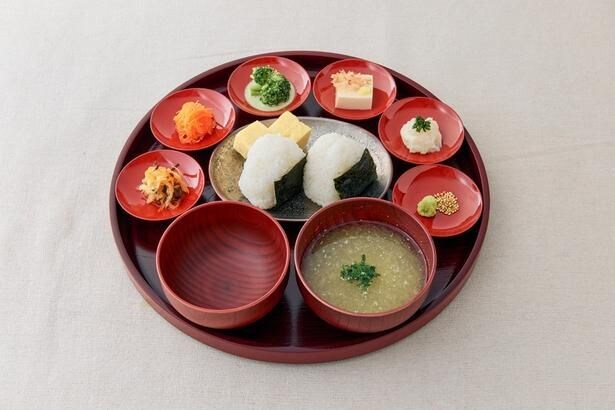 定食がメインの「神戸園」が10時までの限定で提供する「モーニングメニュー」、おにぎり御膳