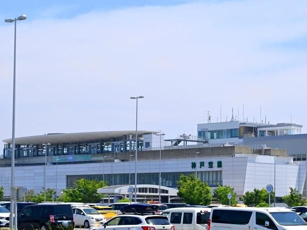 ポートライナー「神戸空港駅」(手前)と、奥に神戸空港の第1旅客ターミナルがある
