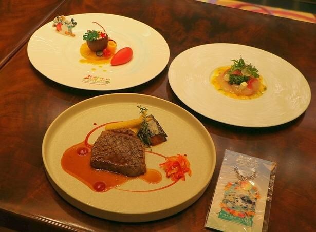ディズニーアンバサダーホテル「エンパイア・グリル」の「“トロピカルサマーフェスティバル”スペシャルディナー」(写真は一部)