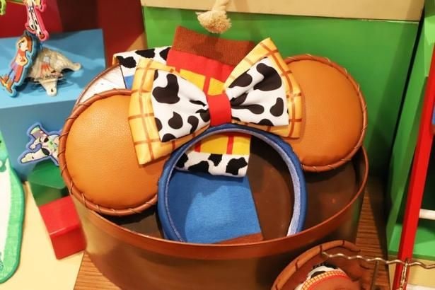 こちらはウッディをモチーフにした「カチューシャ」。ブルーとブラウンのカラーリング、イエローのチェック柄がポイント