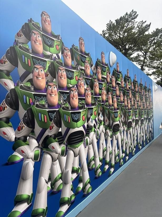 トゥモローランドには、壁面に総勢50体のバズ軍団やキャラクターが描かれたフォトスポットが登場している