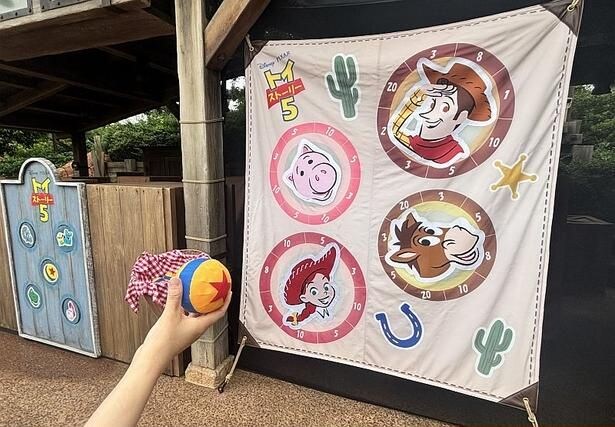 東京ディズニーランドのビッグサンダー・マウンテン前では、2種類の的あてゲームが楽しめる子ども向けのスペースが登場