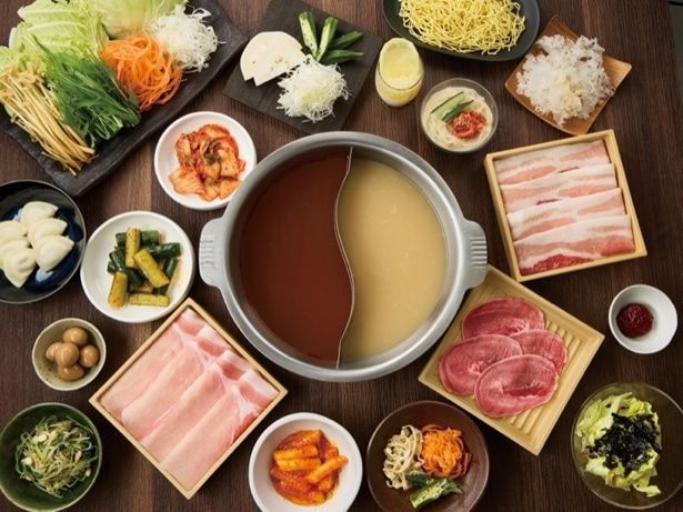 2種の韓国鍋「海鮮チゲ鍋」「コムタン鍋」と、韓国の食文化“パンチャン”を楽しめる