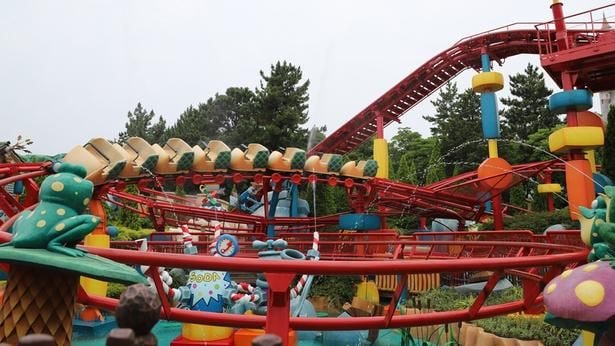 「ガジェットのゴーコースター」でびしょ濡れバージョンが実施されるのは、今年が初めて。カエルたちに加え、中央に設置された装置からも水が放たれる