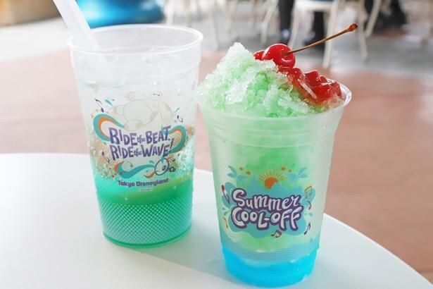 写真左から、青と緑のカラーがさわやかな「スパークリングドリンク(シトラス&マスカット)」(880円)、ドナルドの甥っ子たちをカラフルな3色でイメージした「シェイブアイス(メロンシロップ、ストロベリー、ホイップ)」(600円)