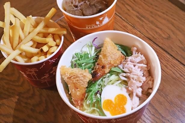 「キャンプ・ウッドチャック・キッチン」で提供中の「シェフのおすすめセット」(1520円)。「野菜とエビの春巻きと蒸し鶏の冷やし麺(ゆず塩)、エッグ添え」はミッキーシェイプのゆで卵にも注目を!セットを選択すると、フレンチフライポテトとソフトドリンクが付く