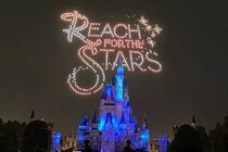 東京ディズニーランド初のドローン演出も！夏のパークで今だけの思い出を作ろう