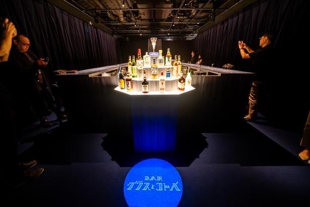 「BAR ROOM」は、ボトルと床に投影したロゴのオブジェと、2つのカウンターテーブルが配置された、シックでシンプルな空間