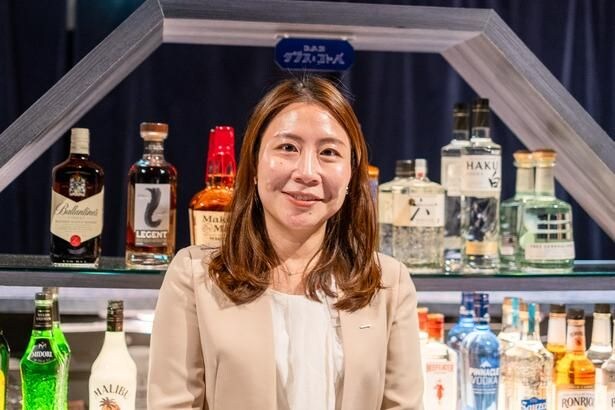 内覧会で「BAR グラスとコトバ」について説明してくれた、サントリー 宣伝部の正田恵さん