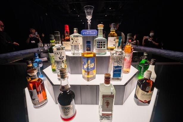 サントリーのアルコールが、さまざまなカクテルとして楽しめる「BAR グラスとコトバ」