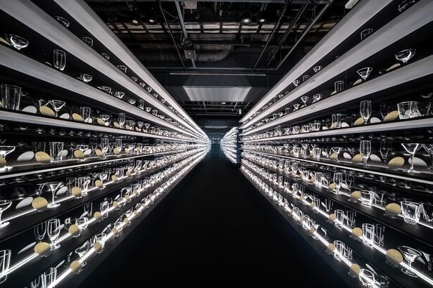 グラスがずらっと並ぶさまは圧巻!「GLASS ROOM」で、思い思いに撮影も楽しもう