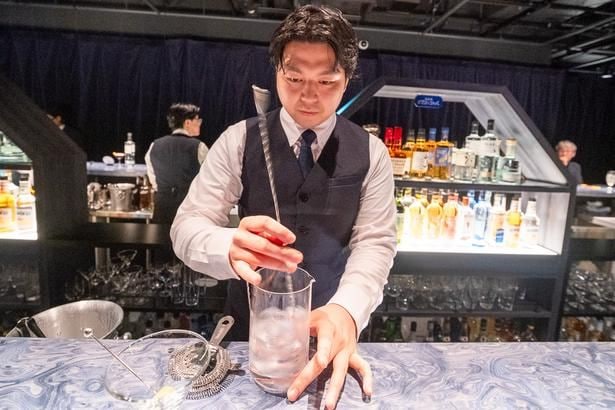 目の前で、バーテンダーの技術を堪能しよう