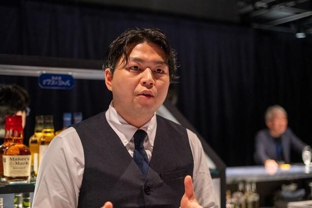 今回、担当してくれたバーテンダーは、代々木上原の「No.」のバーマネージャーでもある小坂さん。会話も楽しみながら、カクテルを味わえば、よりBARの魅力が伝わるはず