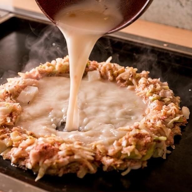 一つの鉄板を囲む楽しい時間も、もんじゃ焼きの魅力