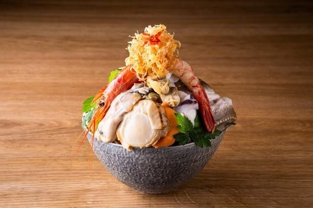 日本でおなじみのメニューも、現地のだしや調味料で異なる味わいに