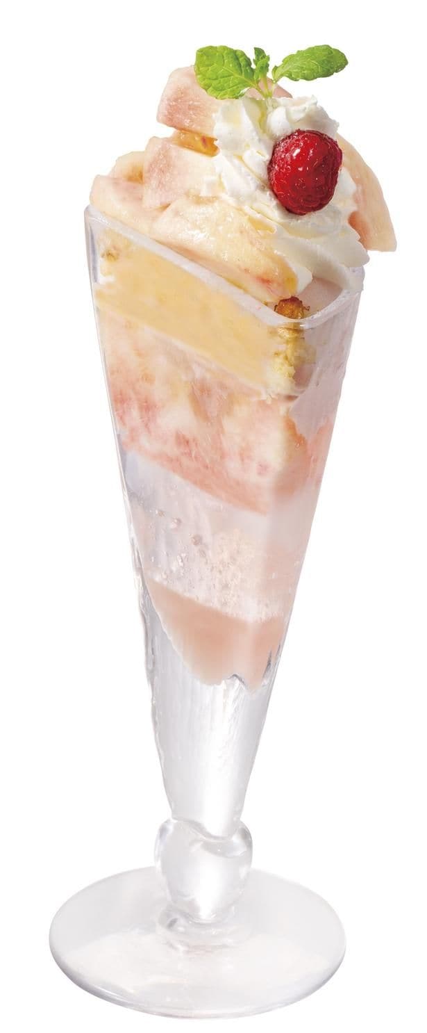 みずみずしい桃を贅沢にトッピング!無理なく食べ切れる「桃のまっぷたつ?パフェ」(1078円)