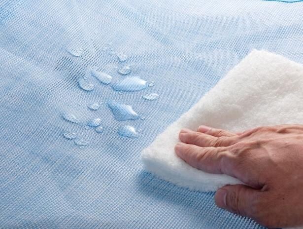 水濡れにも強く、お手入れが簡単な素材なので、プールサイドやビーチ、子どもの水遊びシーンにも重宝する